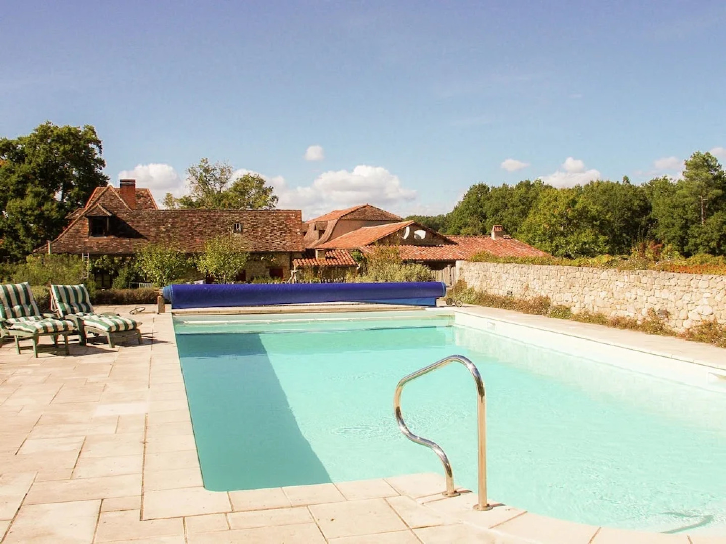 Exquisite Holiday Home in Issac With Swimming Pool