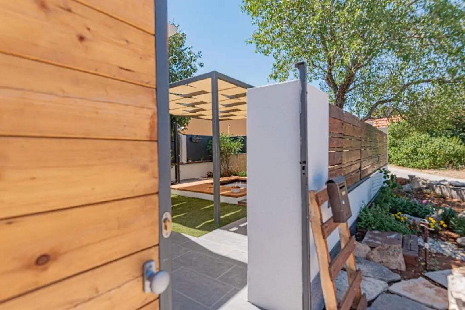 Lux House Versys With Jacuzzi