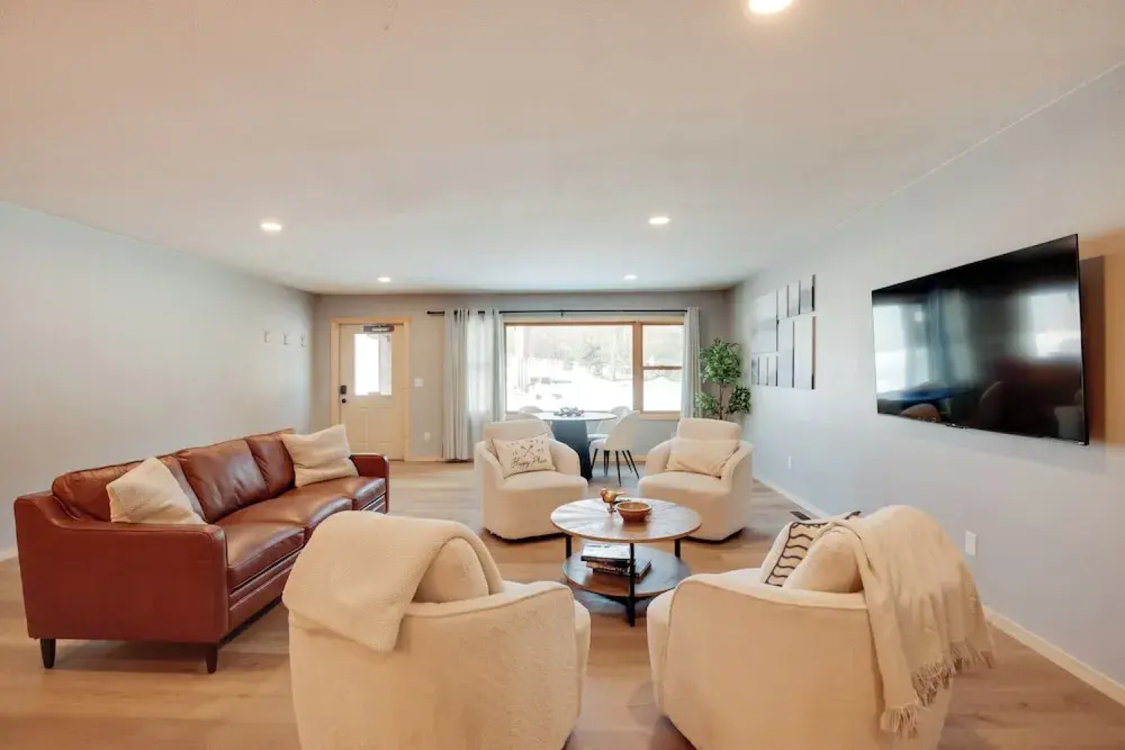 Outdoor Wet Bar: Spacious Eagle River Retreat!