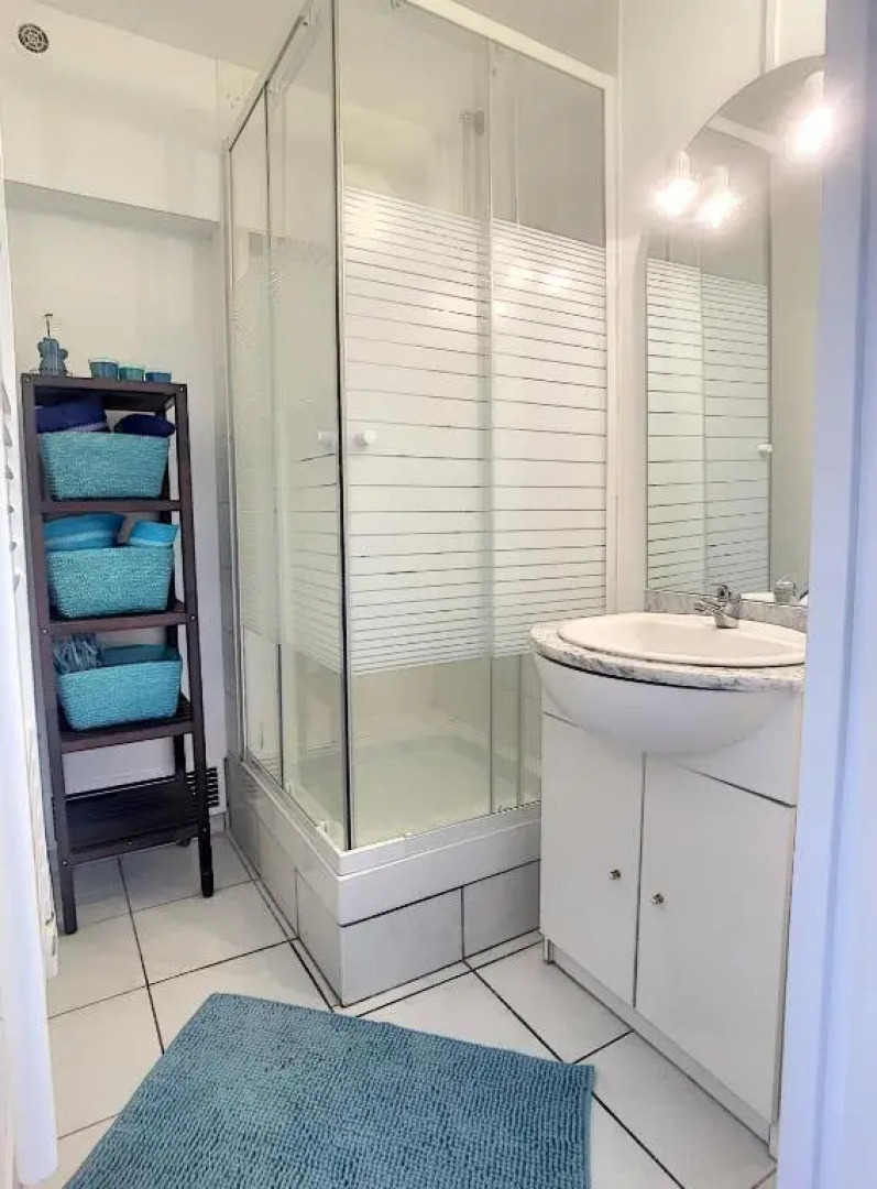 GOLFE JUAN Studio dans résidence avec piscine