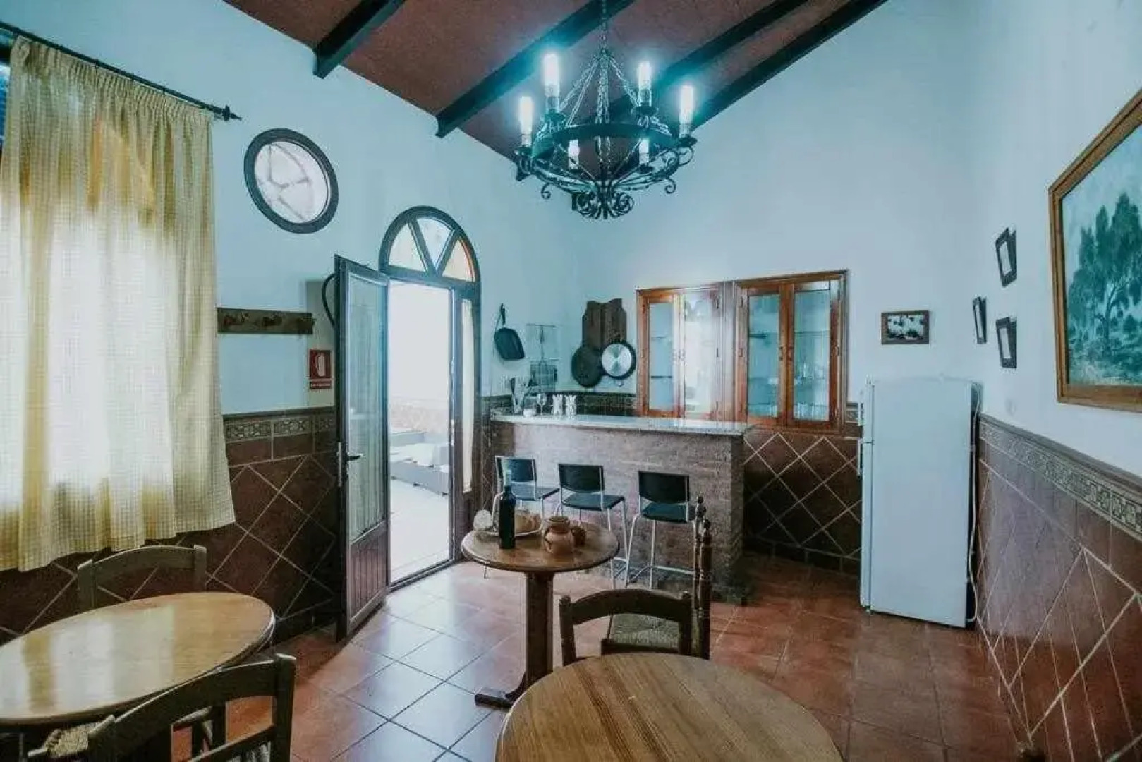 Casa con jacuzzi, sauna, bodeguita rociera y chimenea, de lujo