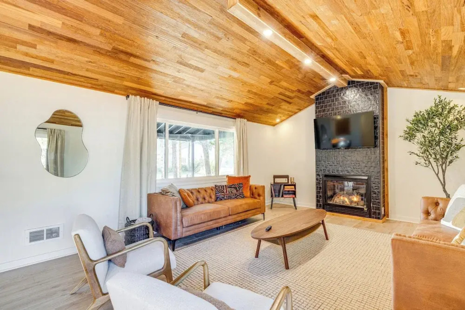 Modern Oregon Cottage w/ Hot Tub: Walk to Beach!