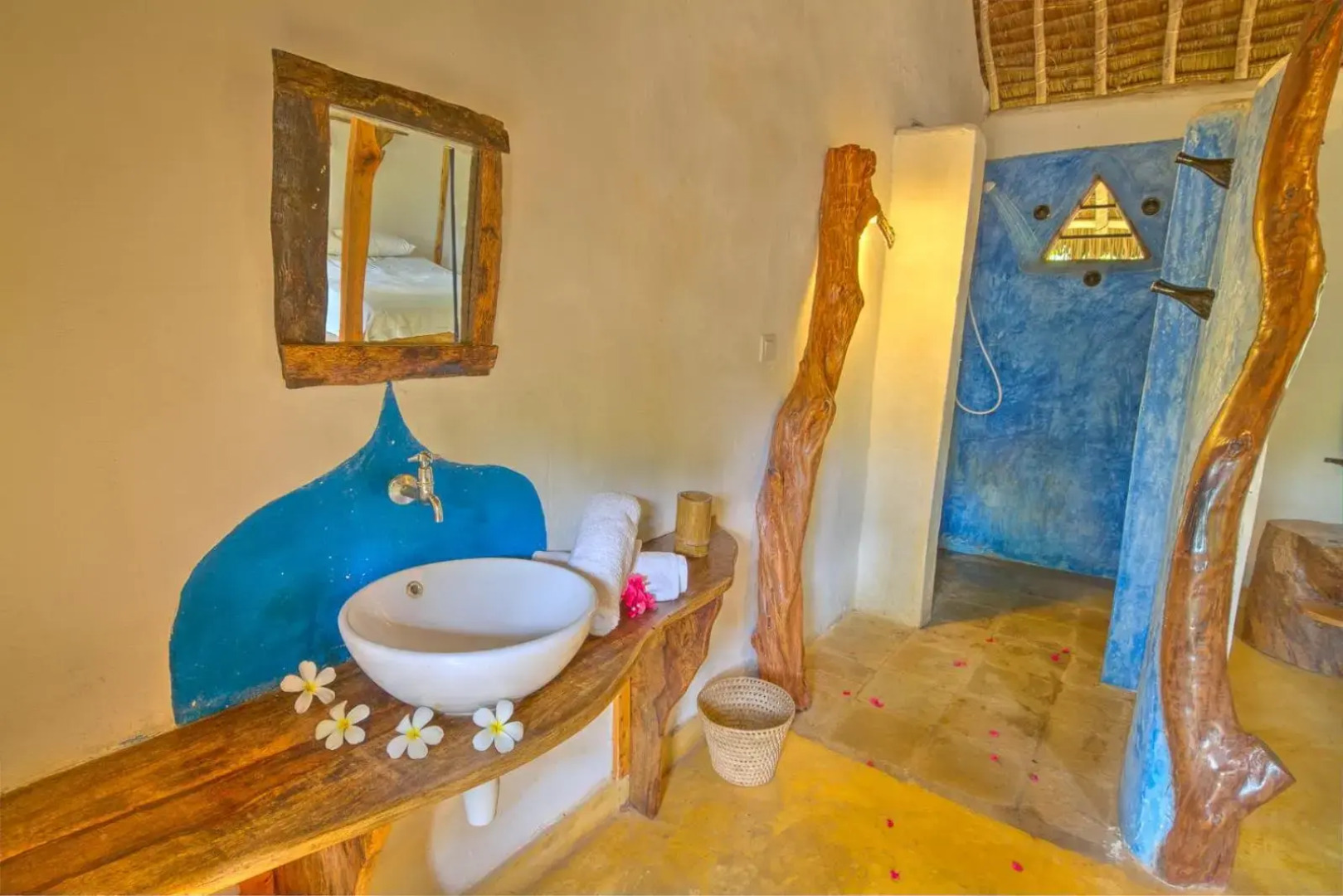 Distant Relatives Ecolodge & Backpackers