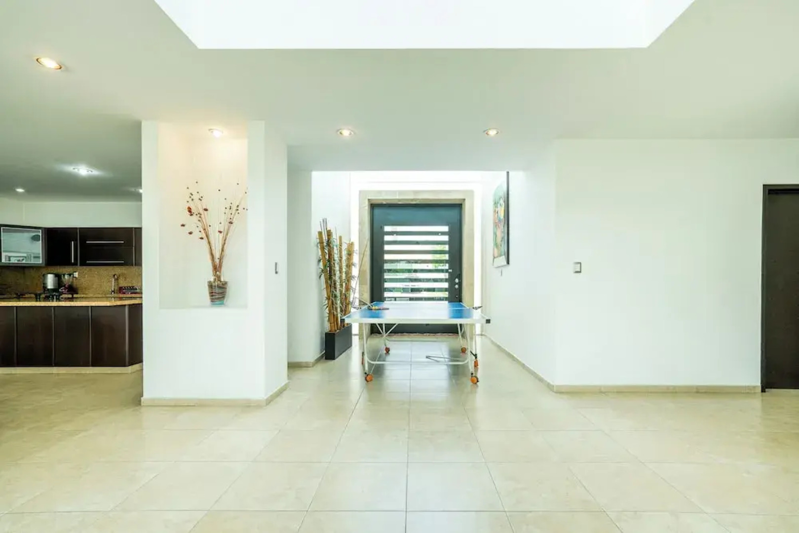 Spacious 5 Bedroom Oasis with Pool & BBQ