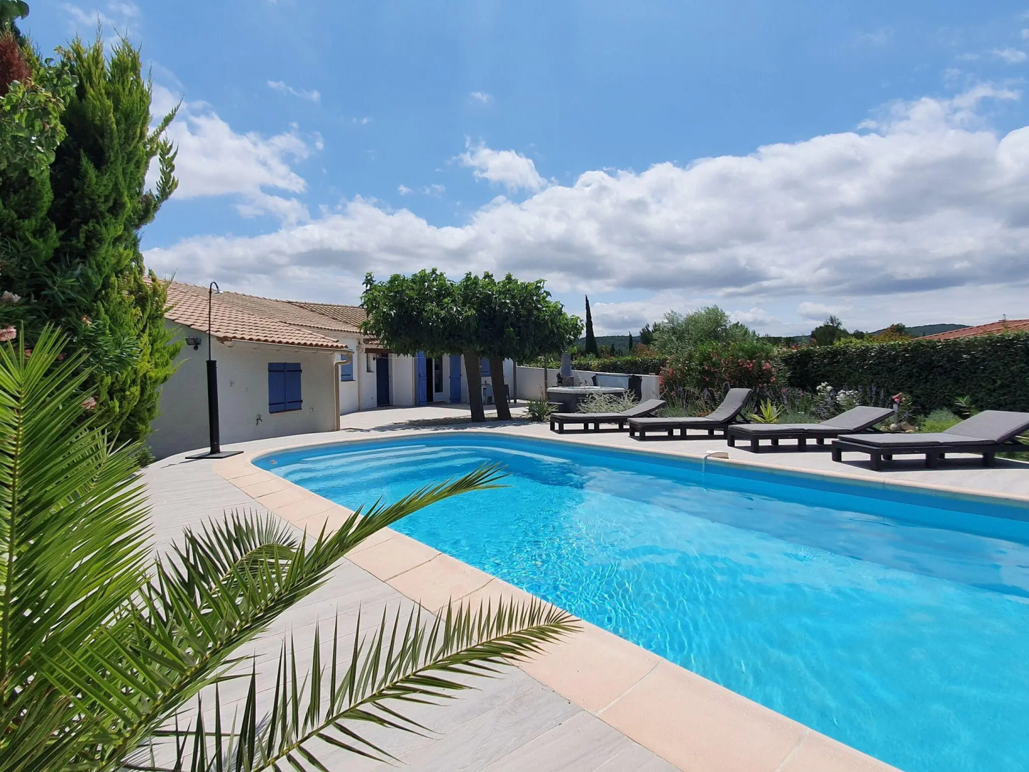 Lavish Villa in Pouzols-Minervois with Jacuzzi