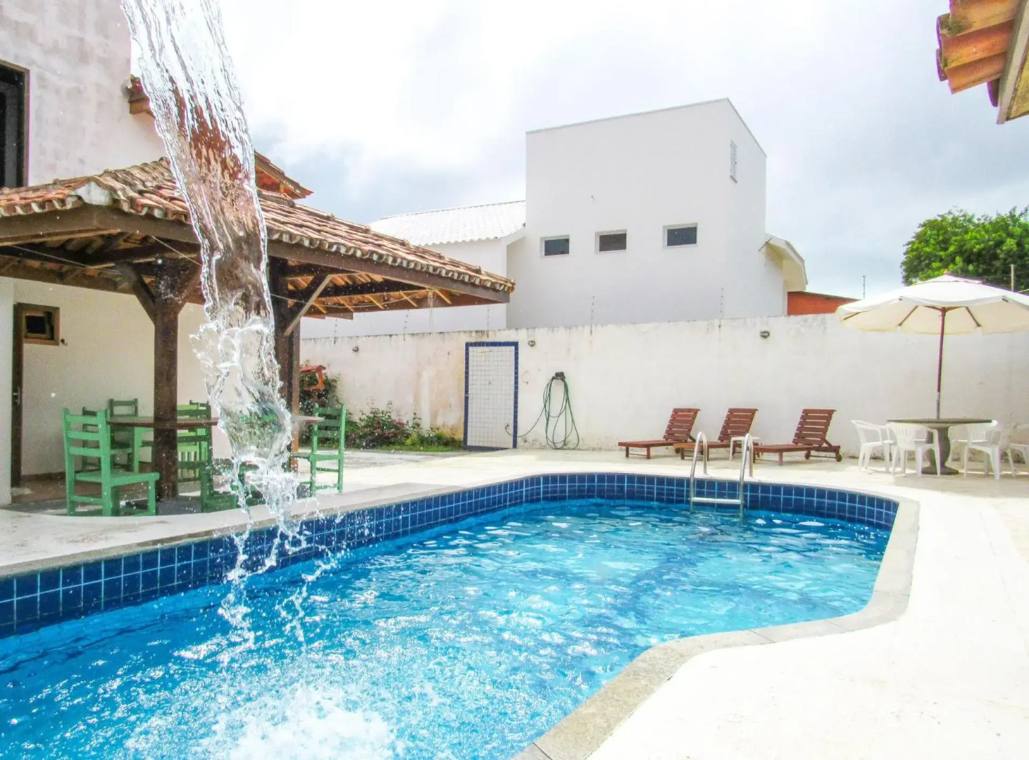 Casa com 4 Suítes, Piscina, Área Gourmet e Wifi