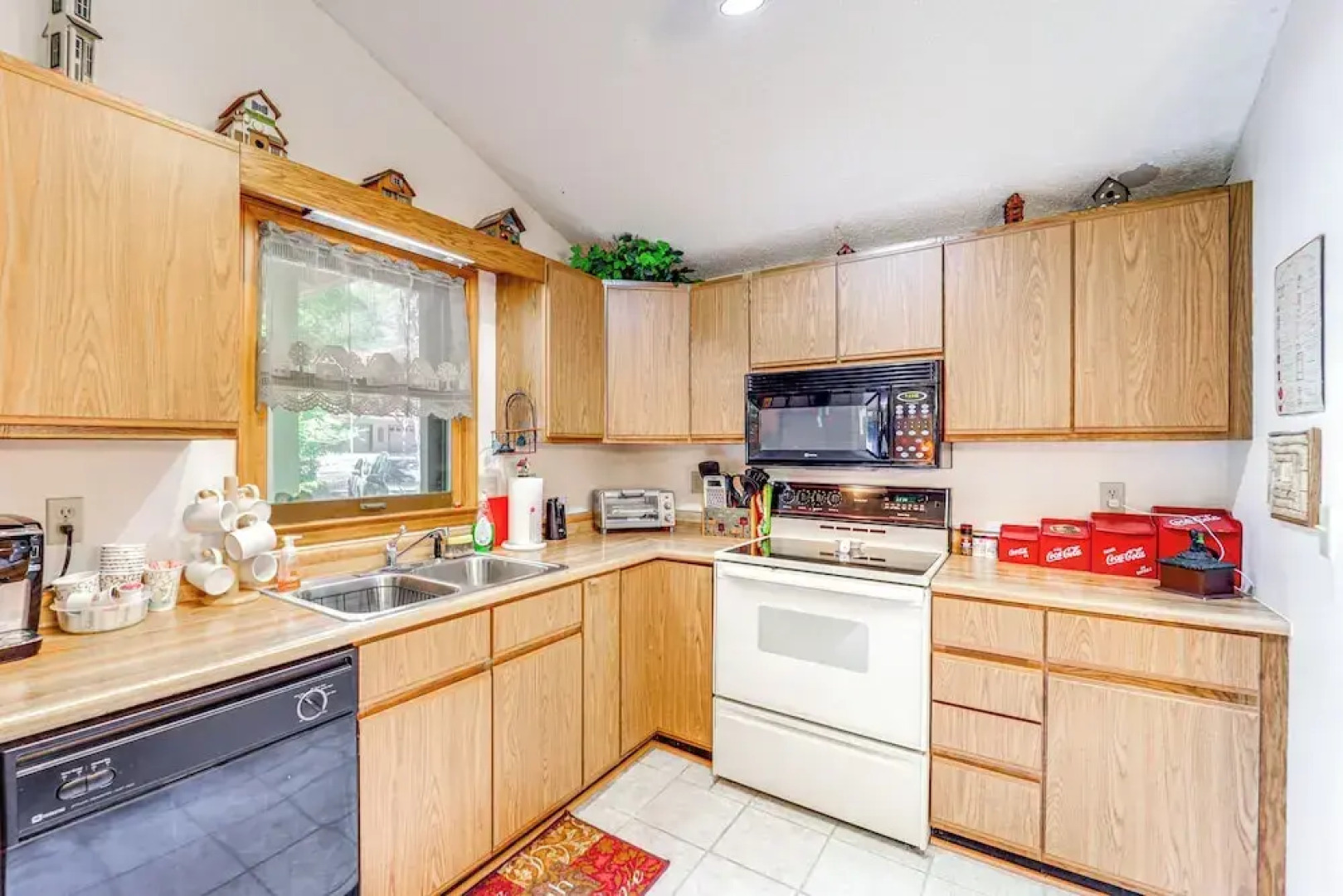 On-site Lake & Pool Access: Cabin in Newland!