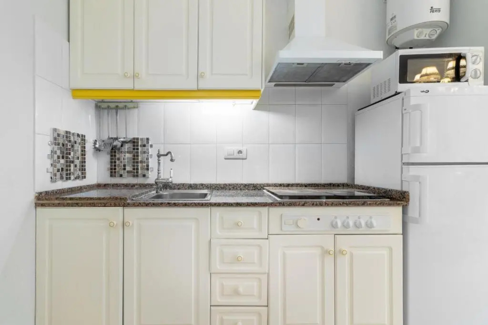 Flatguest Flat with Art