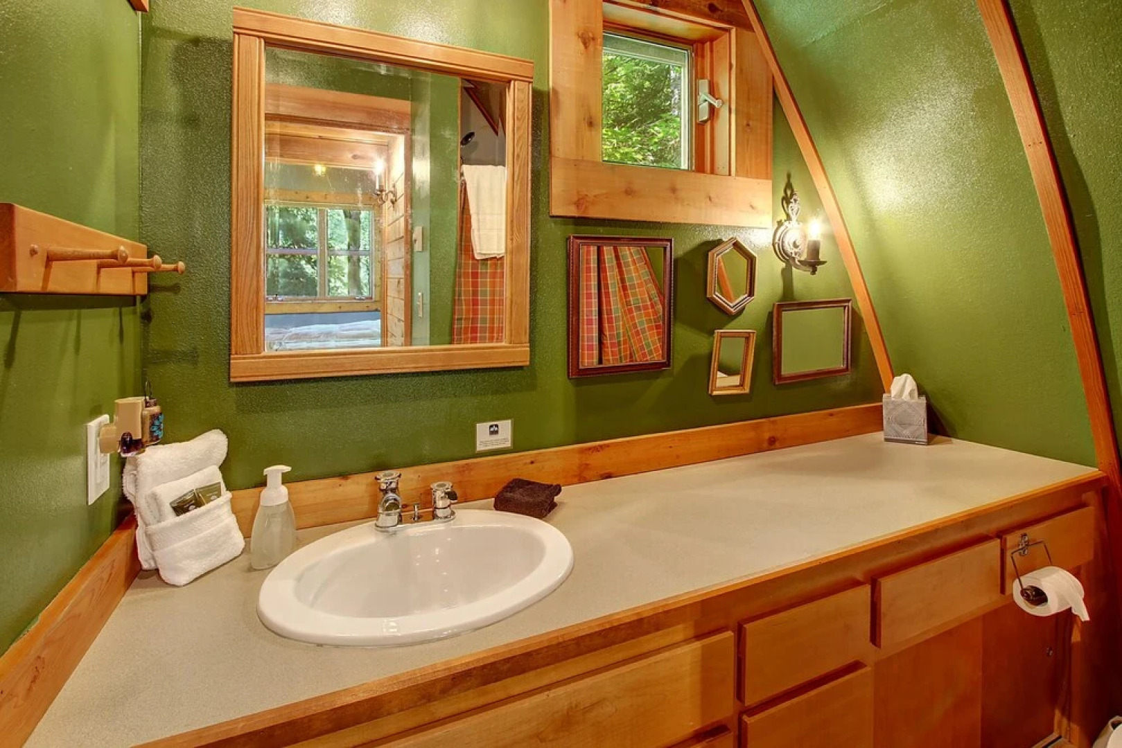 Barrel House at Timberlane Village - Two Bedroom Home with Hot Tub