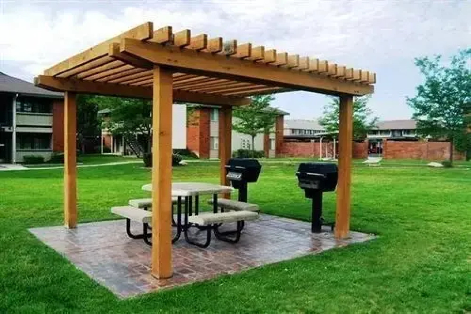 River Oaks Suites & Apartments