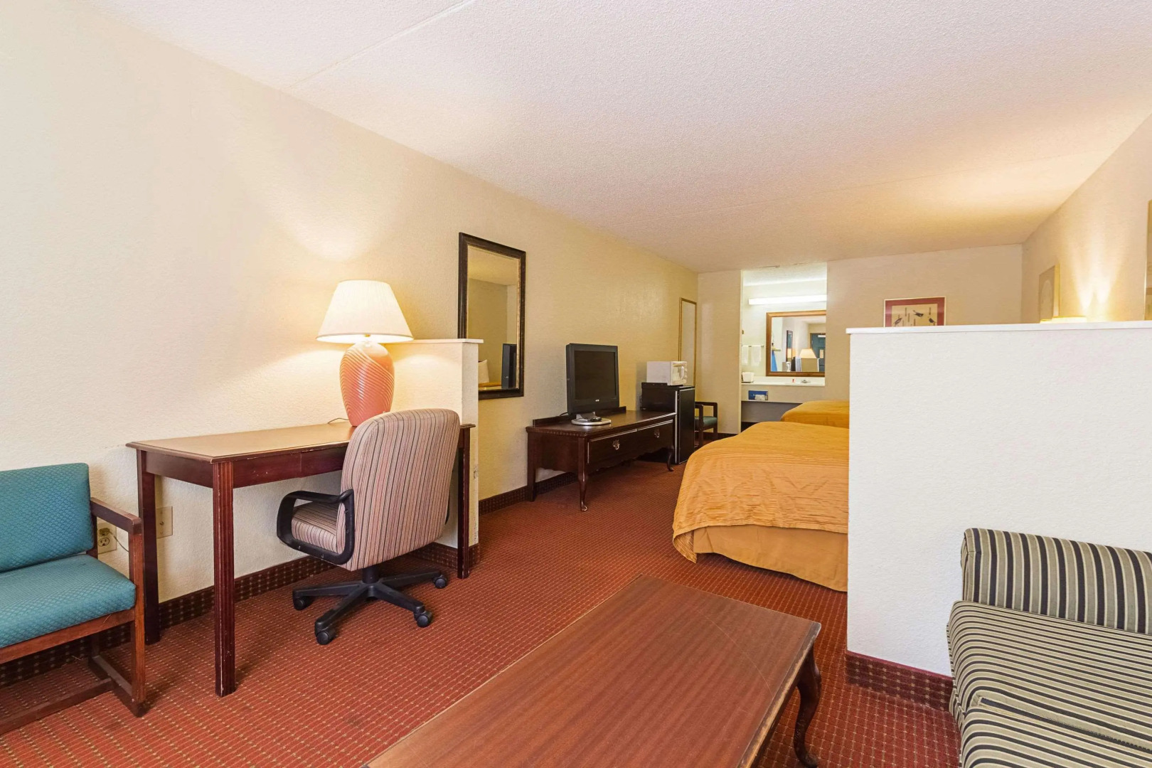 Econo Lodge Inn & Suites