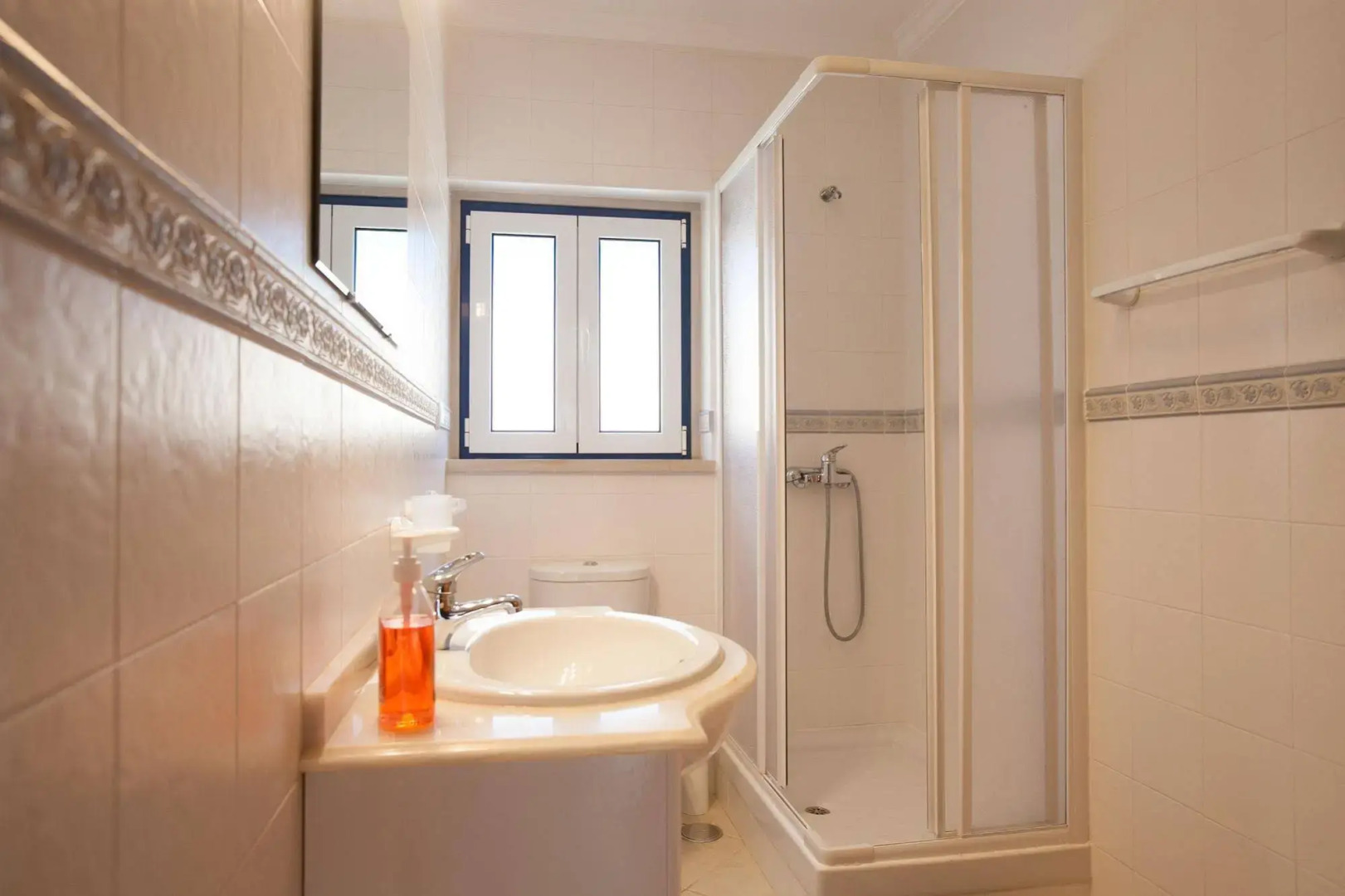 Ericeira Chill Hill Hostel & Private Rooms - Sea Food