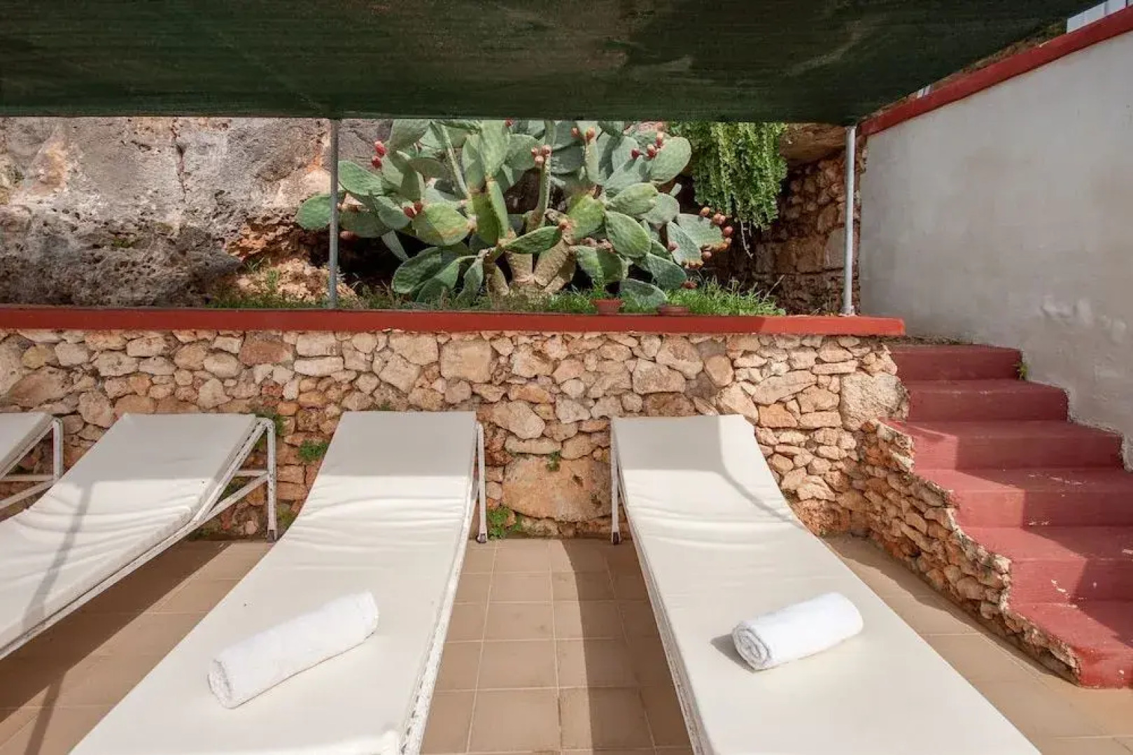 Merill Pool and Sea, charming Apart 1