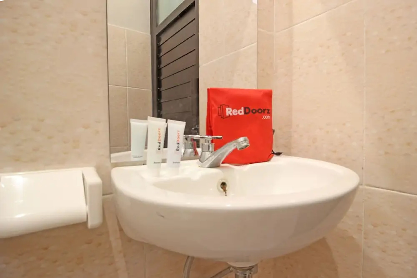 RedDoorz near De Tjolomadoe