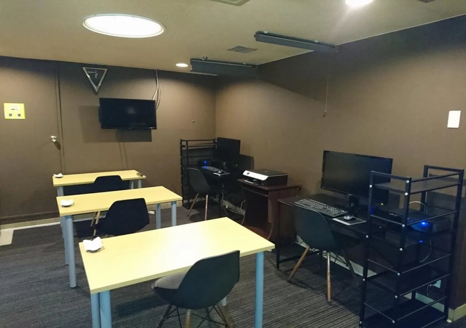 ATSUGI CAPSULEHOTEL – Caters to Men