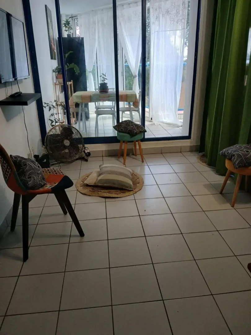 blue and yellow, appartement au calme, avec piscine, WIFI