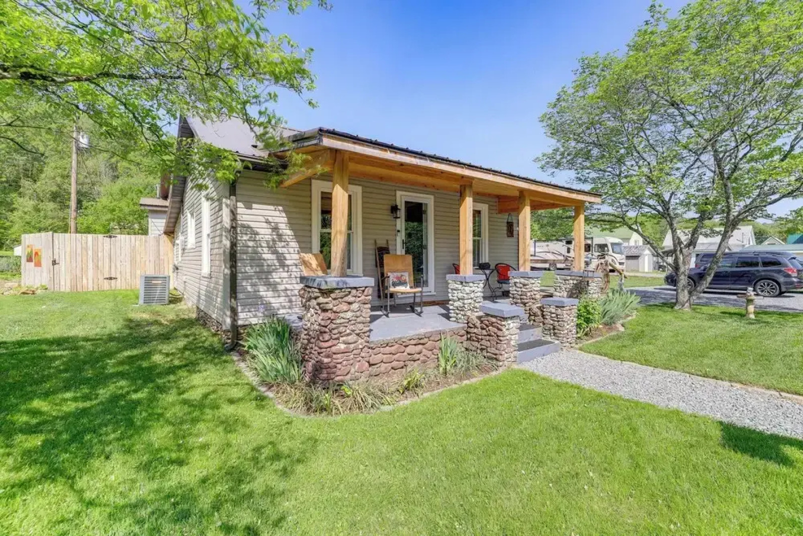 Walk to River & Trails: Cozy Damascus Cottage!