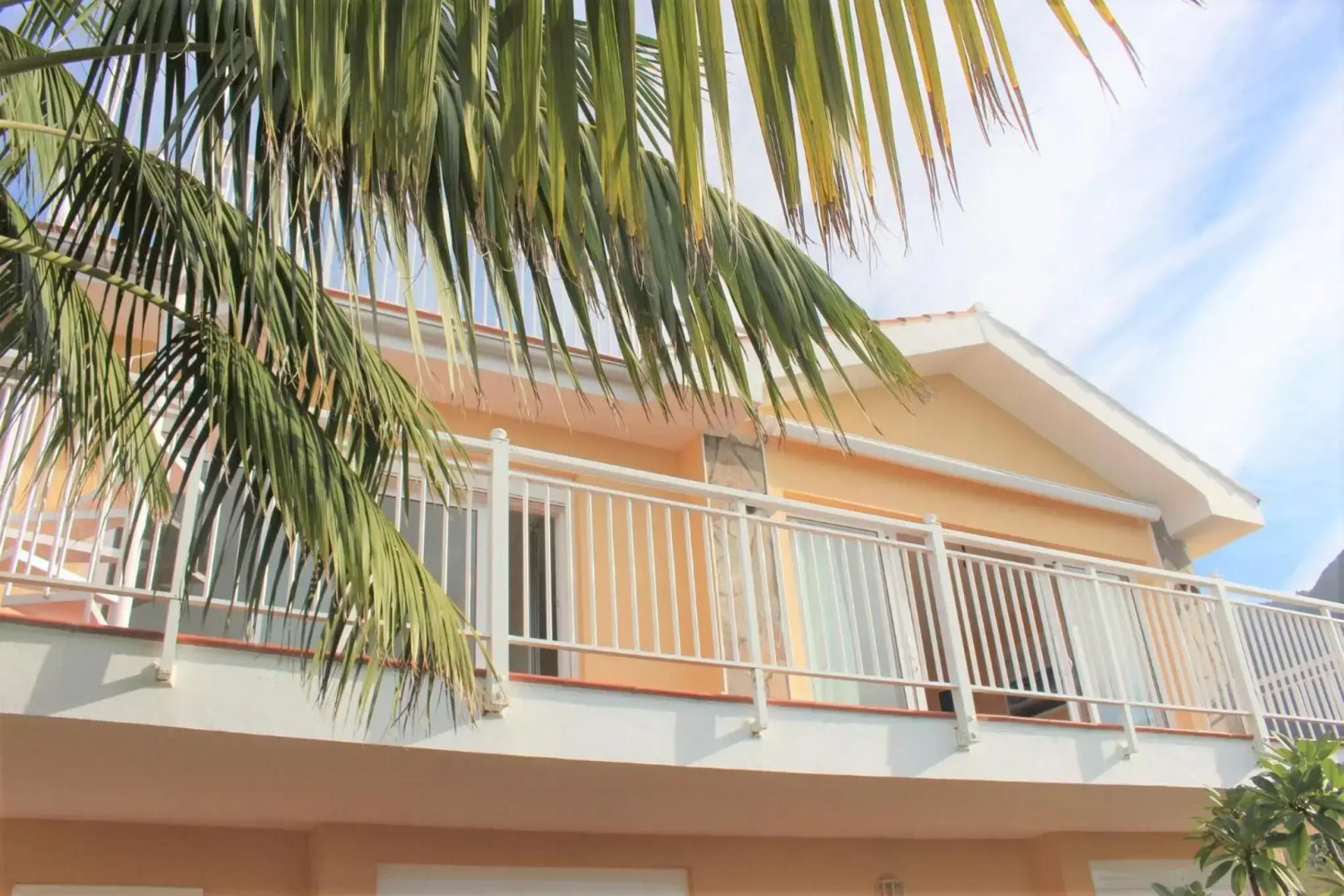 Villa in protected space in front of the sea
