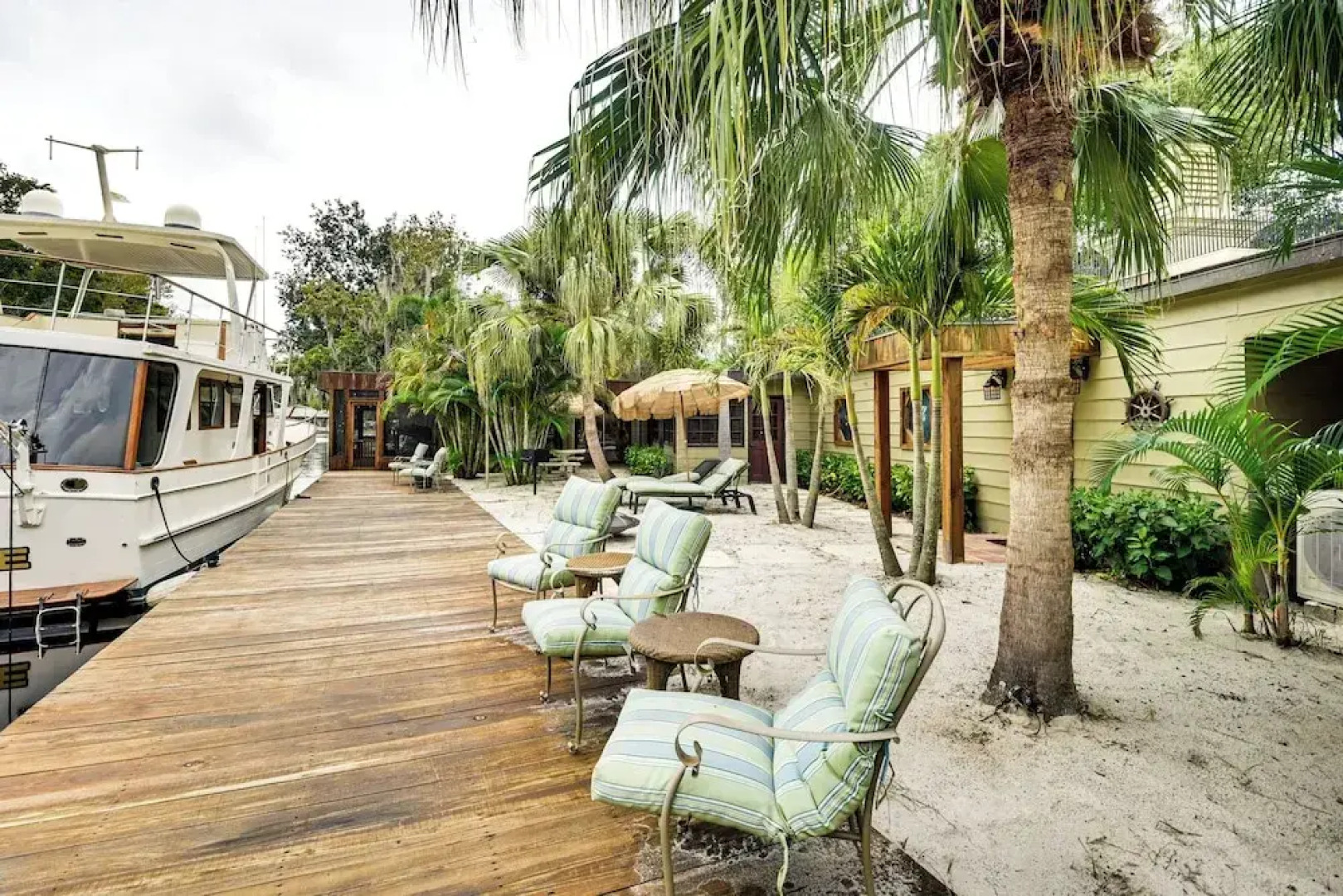 Sandy Shore & Multi-boat Dock! St Johns River Home