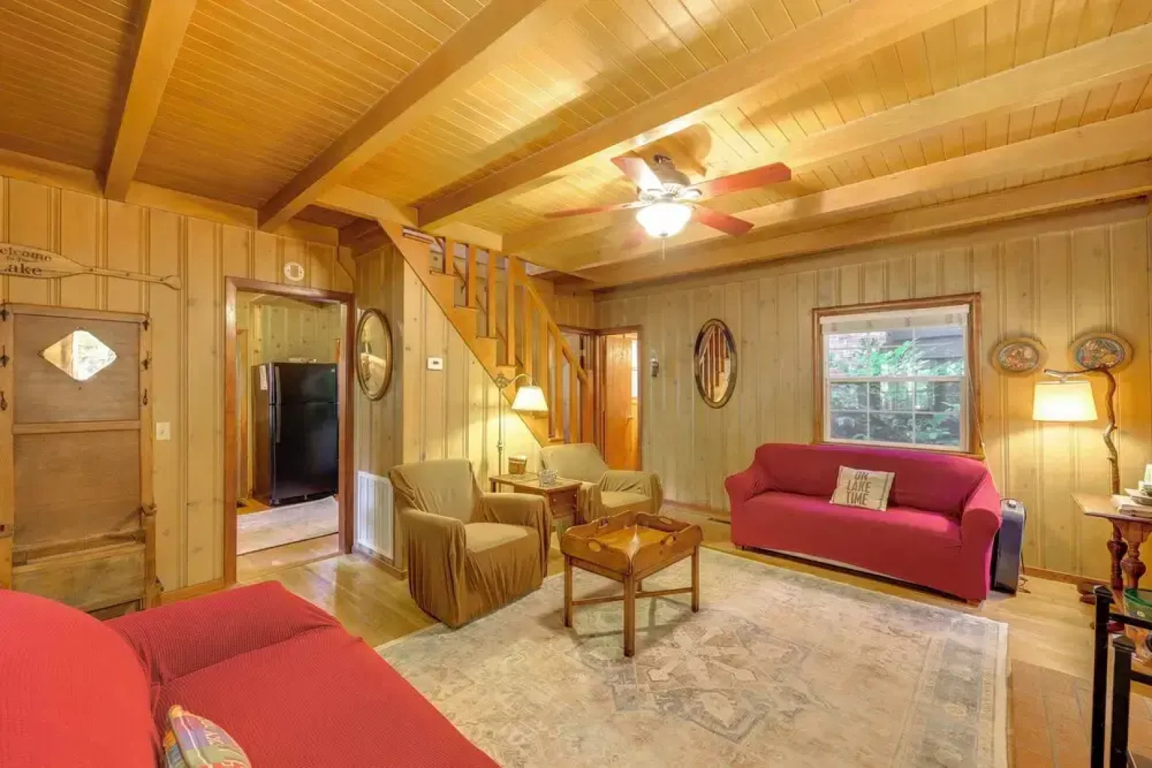 Vintage 'snow White' Cottage ~ 2 Miles to Village!