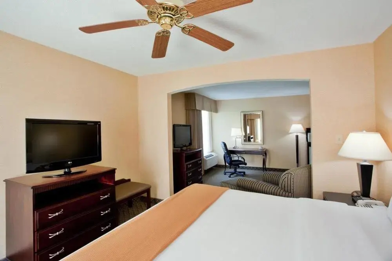 Days Inn & Suites South Boston