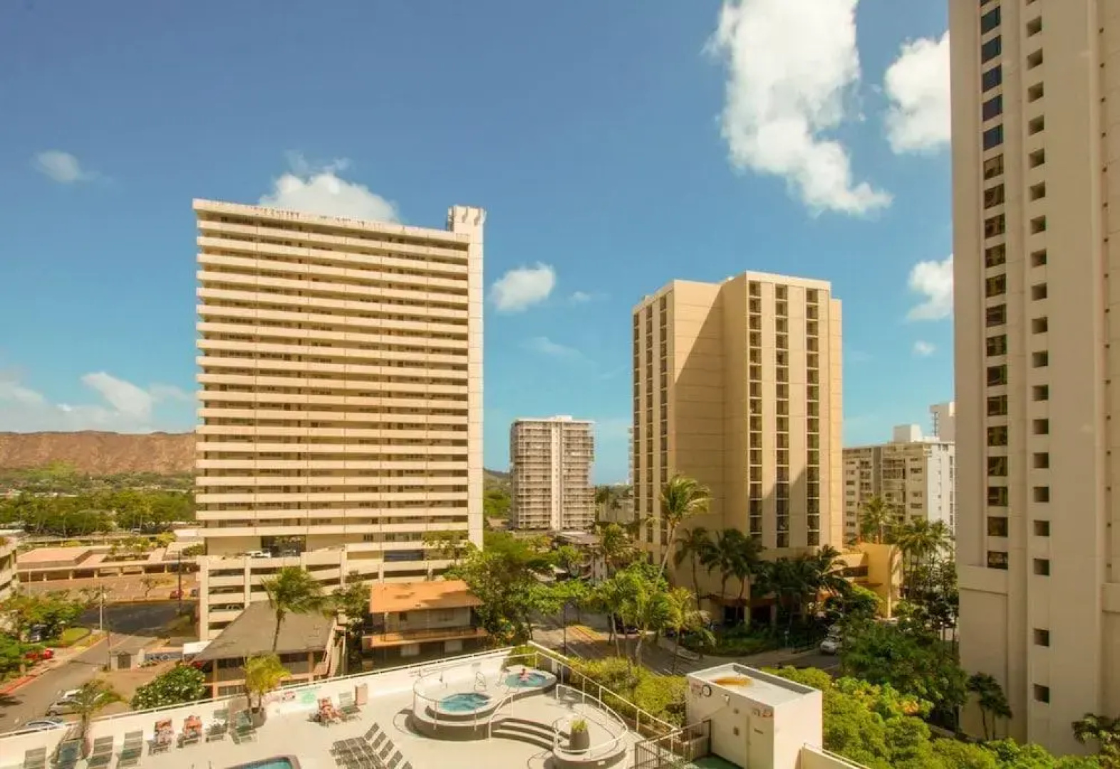 Waikiki Banyan - Pool View Tower 1 Suite 911