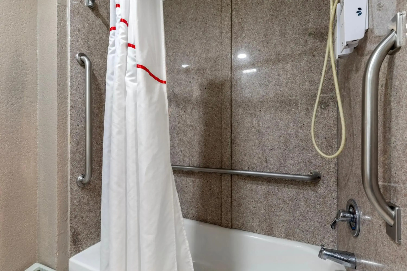 Red Roof Inn Suffolk