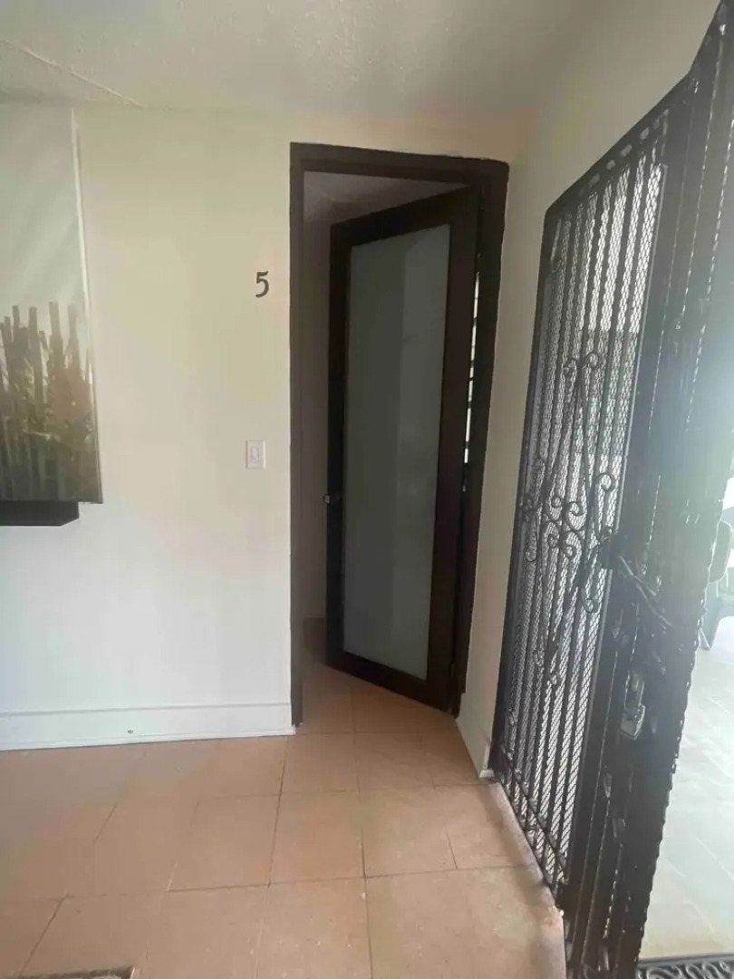 Pr Pvt Rm 5 Qn Bed Gated Comm Easy Parking