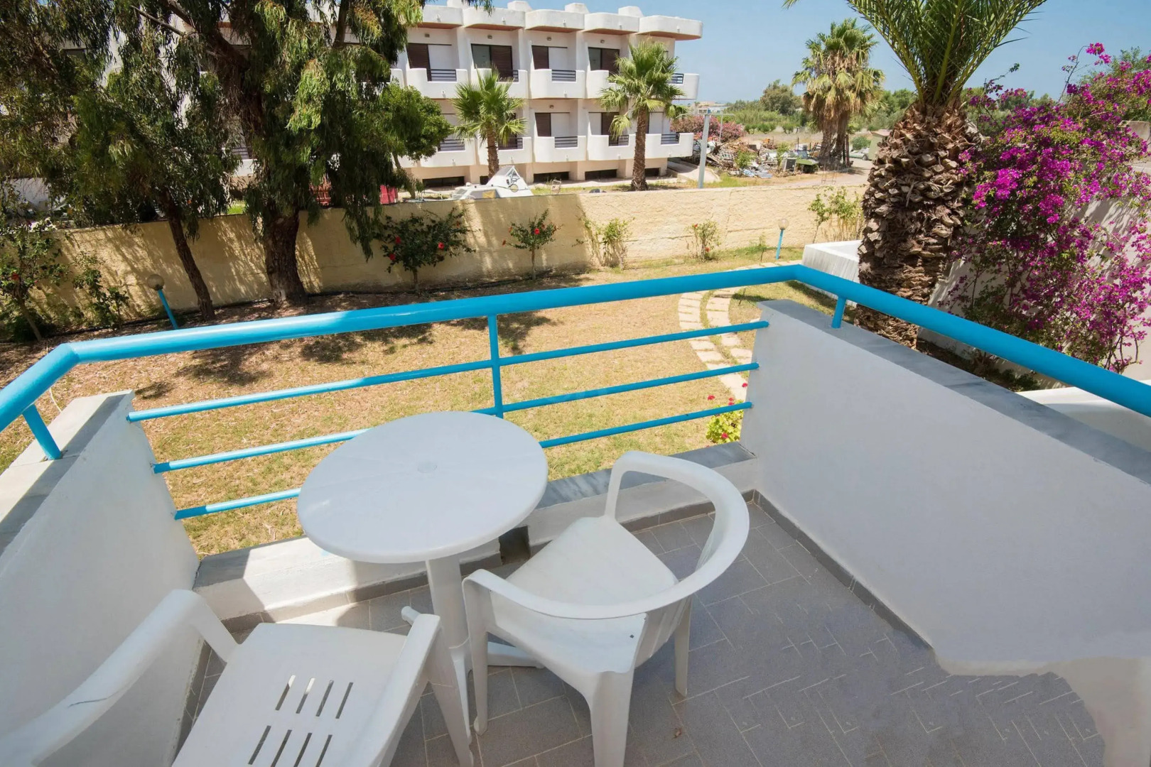 Leonidas Hotel and Studios