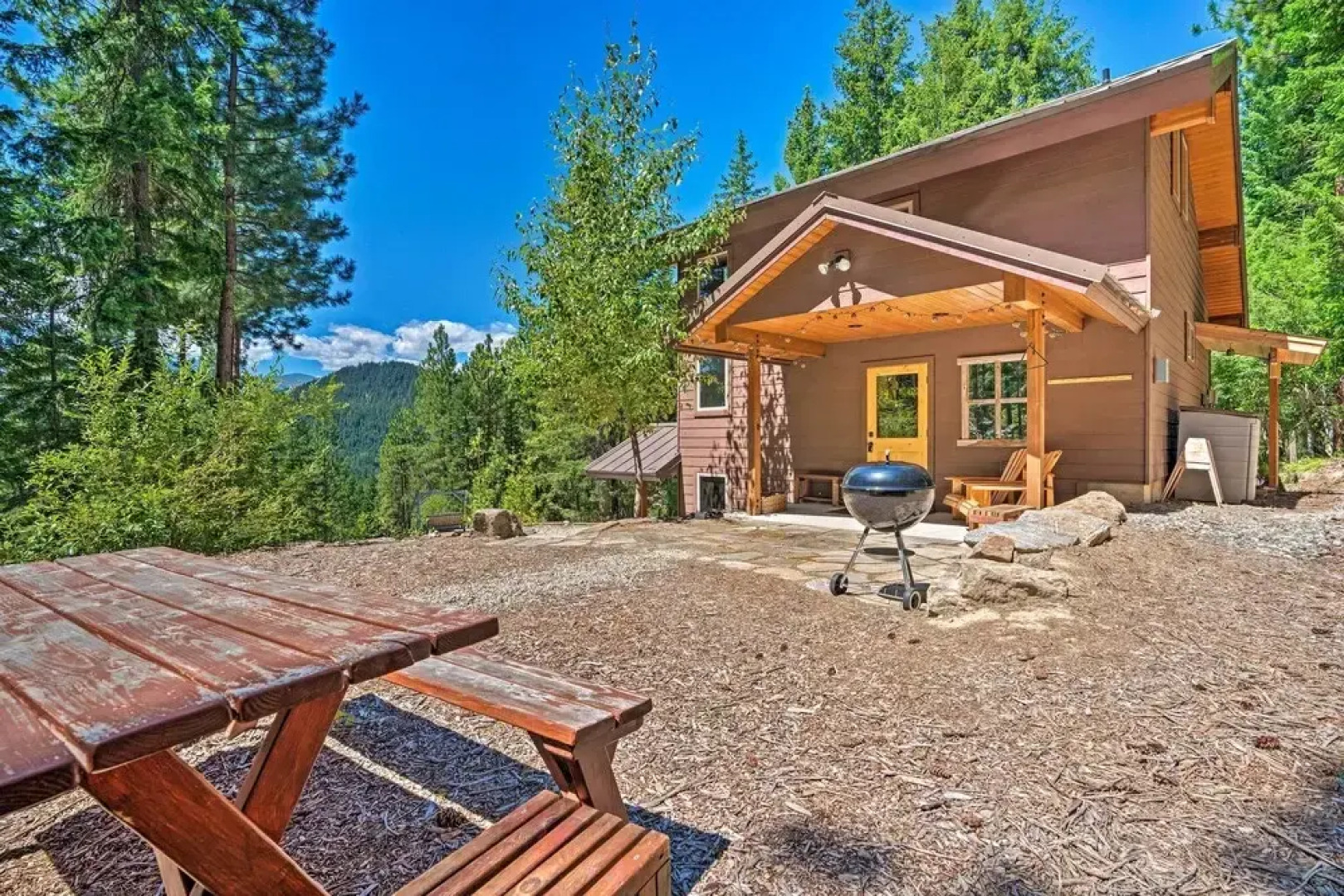 Private Leavenworth Cabin w/ Mtn Views & Fire Pit