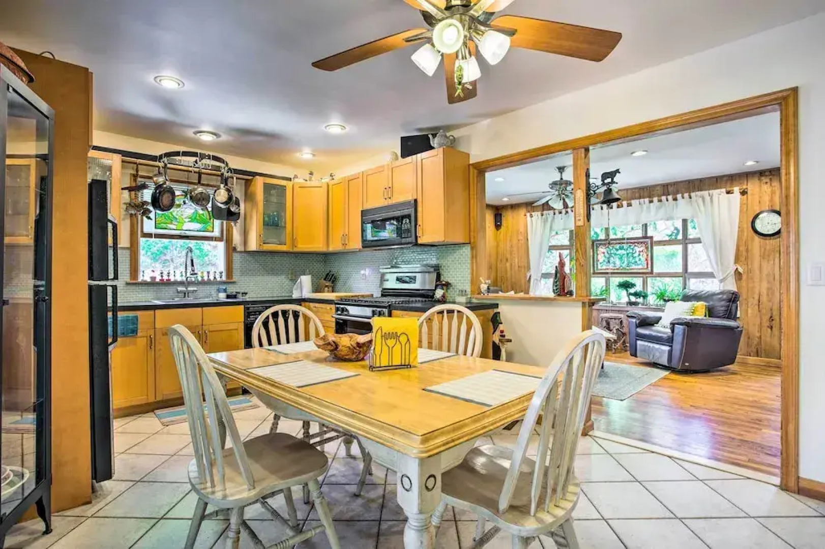 Charming Hampton Bays Home 5 Mi to Coopers Beach