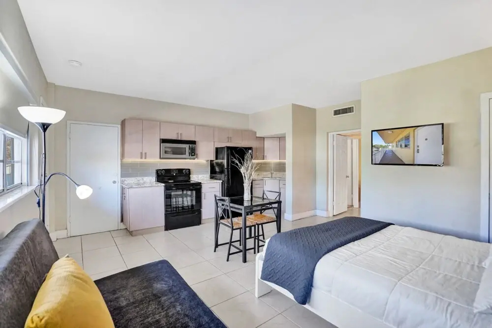 Gorgeous River-view Apartment Hallandale Beach :)