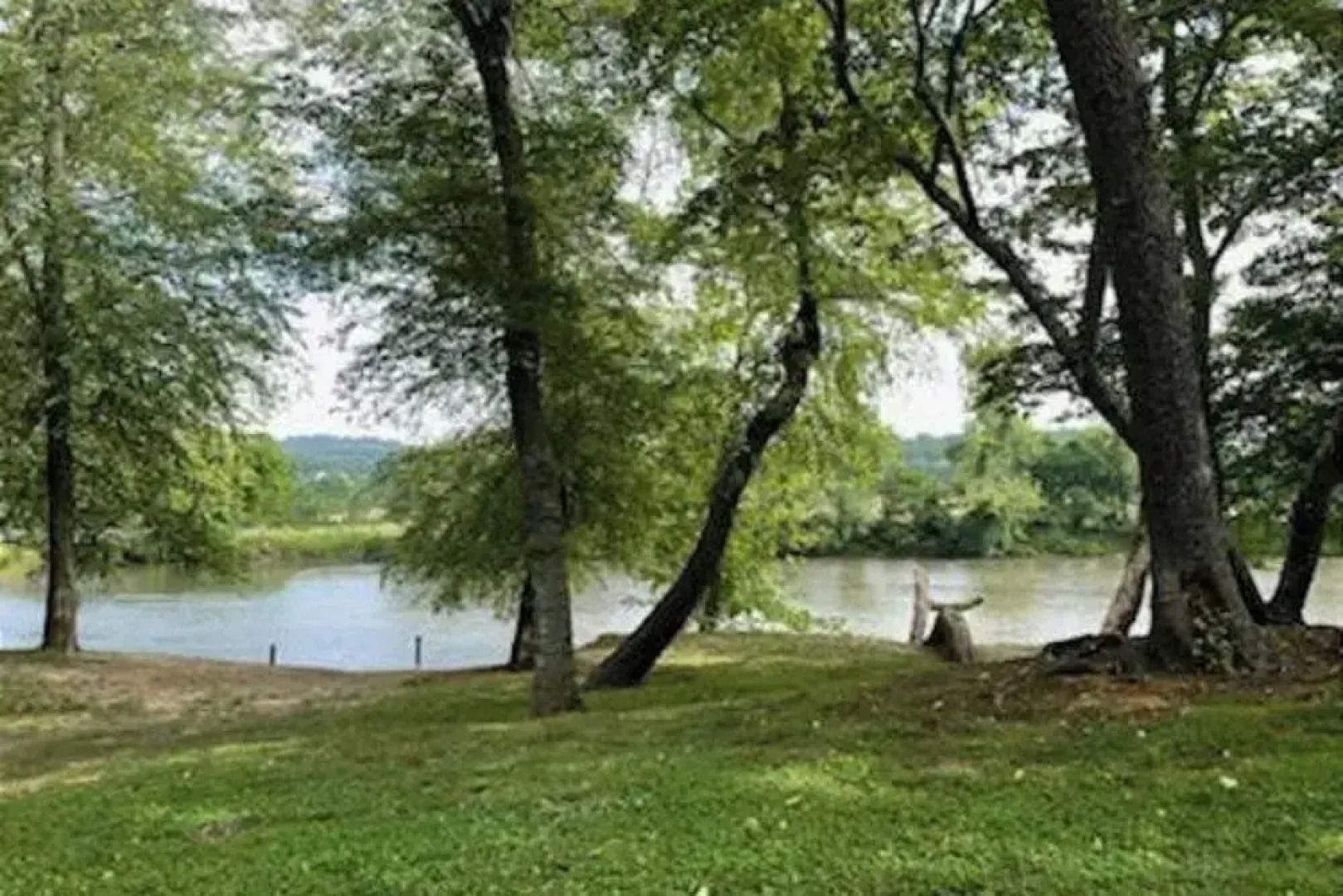 Riverside Ranch by Avantstay Mins to Downtown