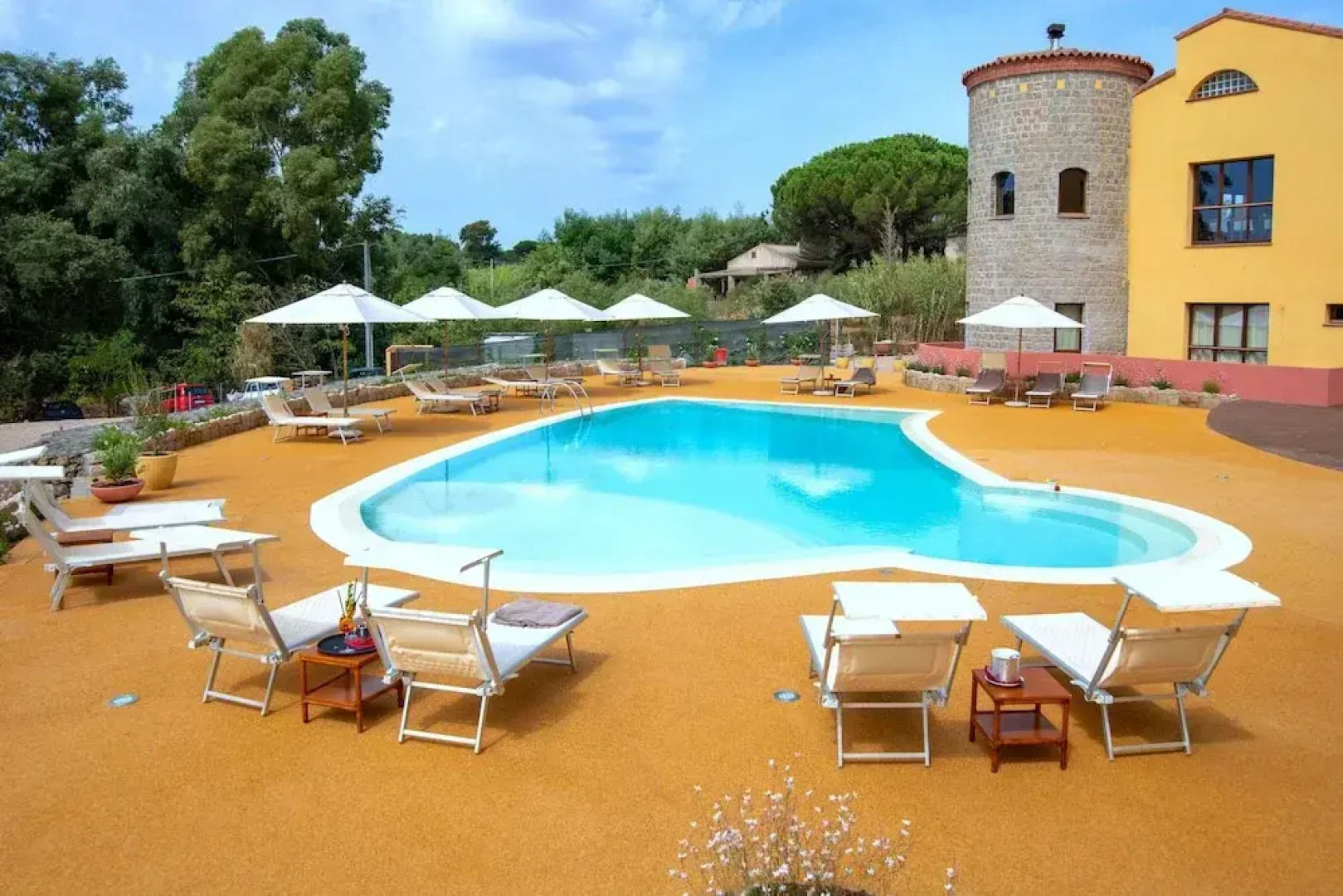 Hotel with swimming pool in Arbus