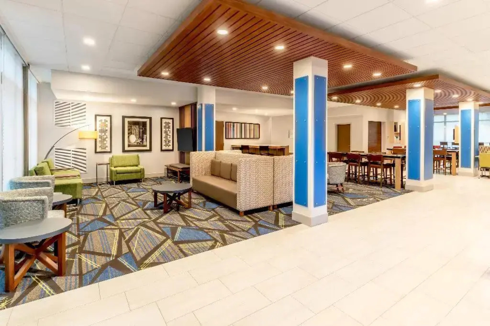 Holiday Inn Express & Suites Milwaukee West Allis