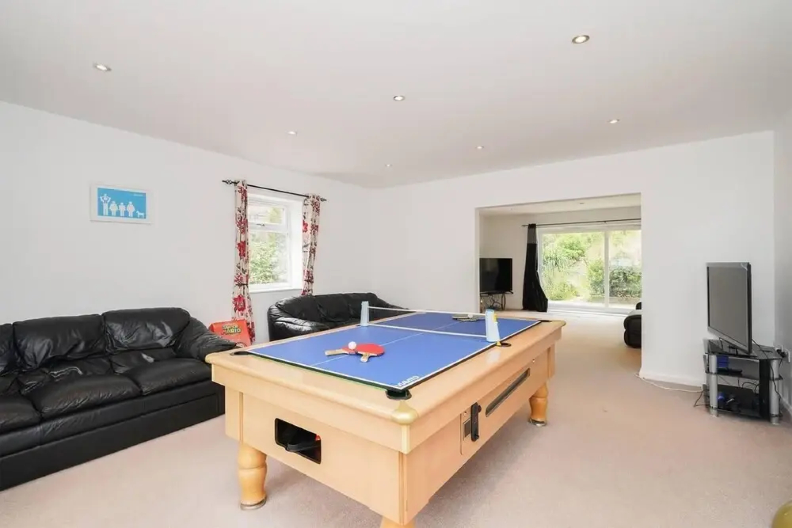 House With Hottub, Sauna & Pool Table