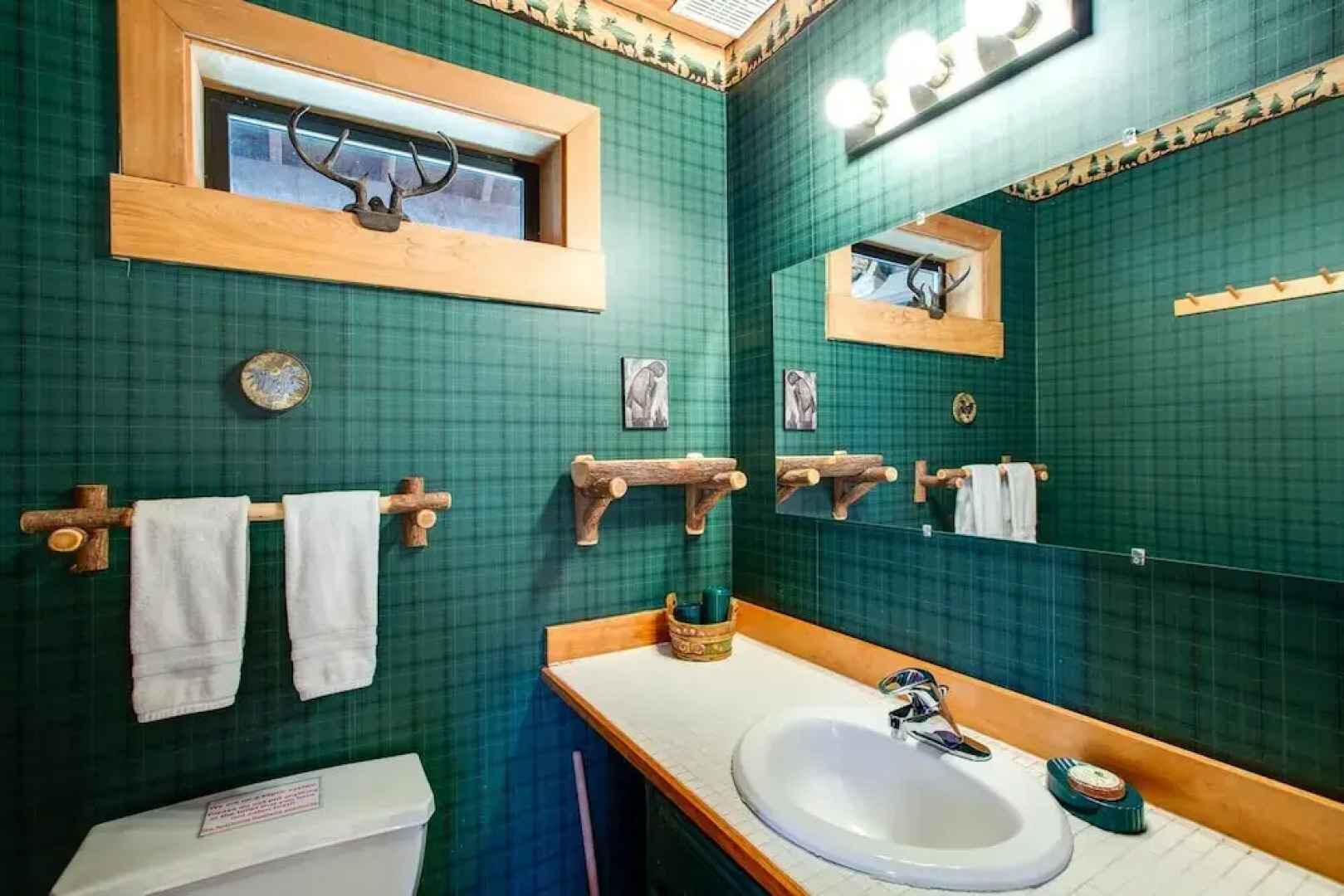 44mbr - Hot Tub- Pets Ok - Wifi - Bbq - Sleeps 8 2 Bedroom Home by RedAwning