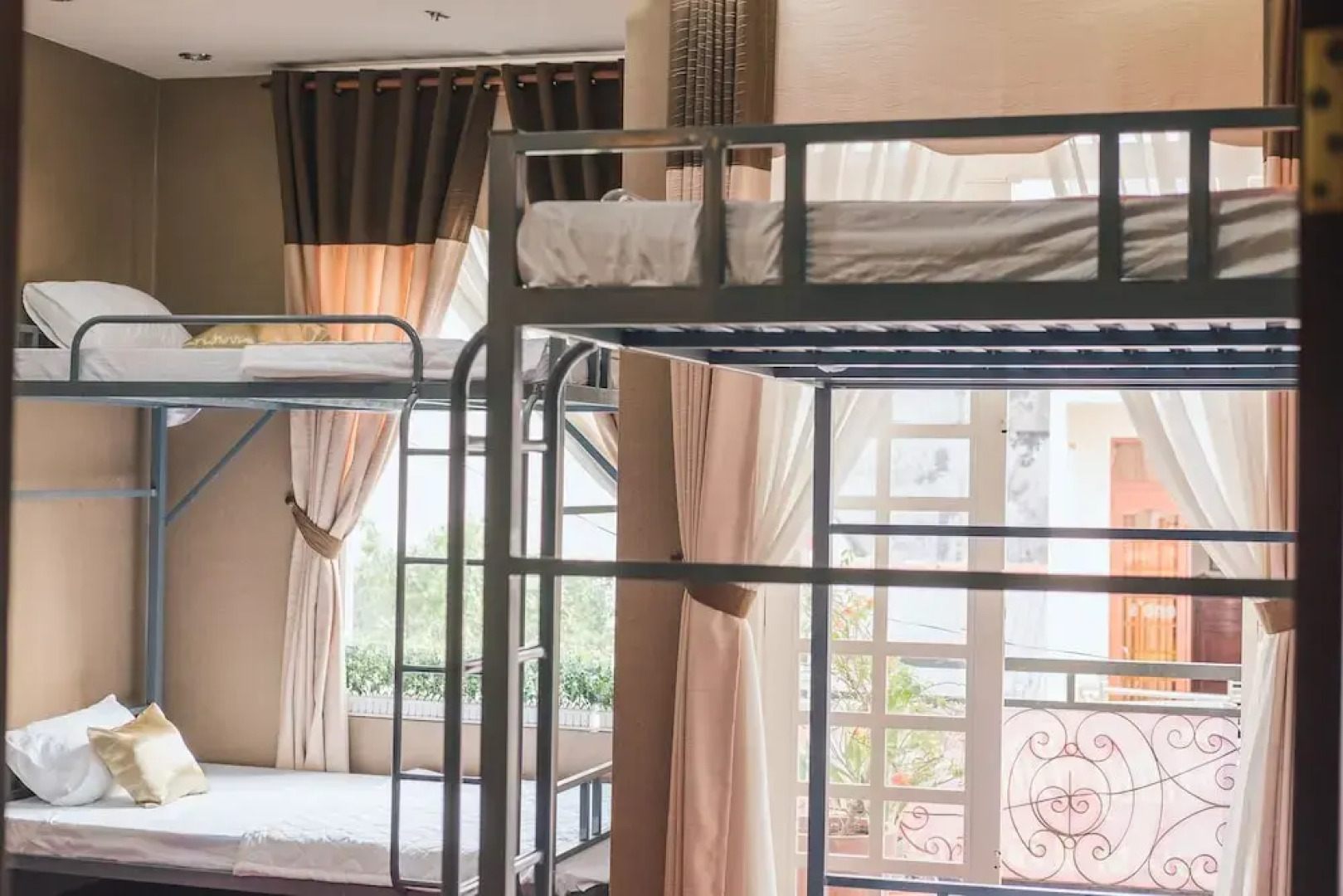 White Hotel - Hostel