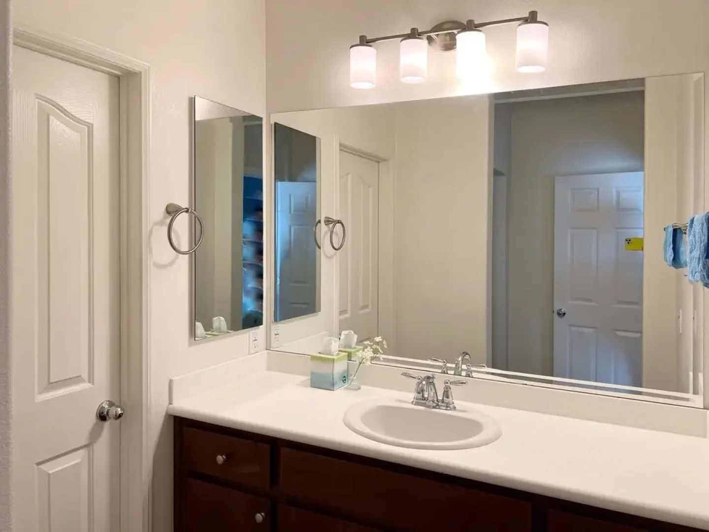 Room in House - Cheerful And Cozy one Large Bedroom