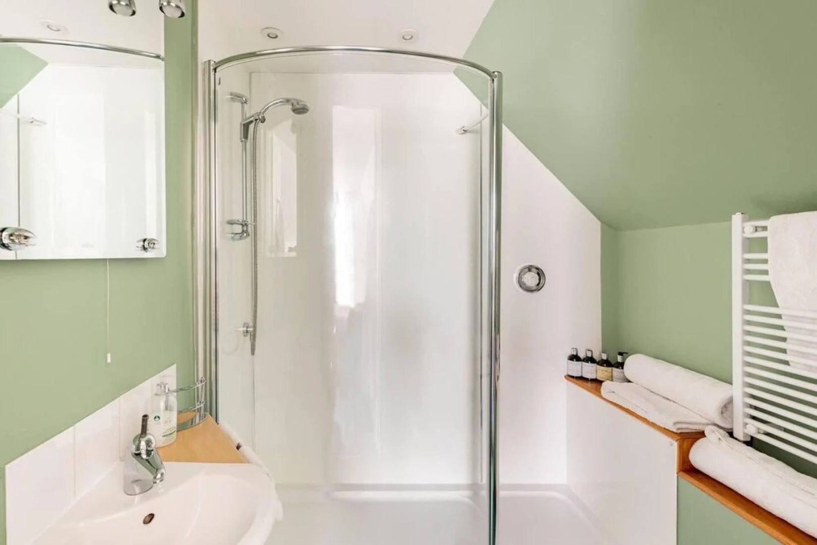 Stunning Luxury Duplex With Hot Tub and Aircon