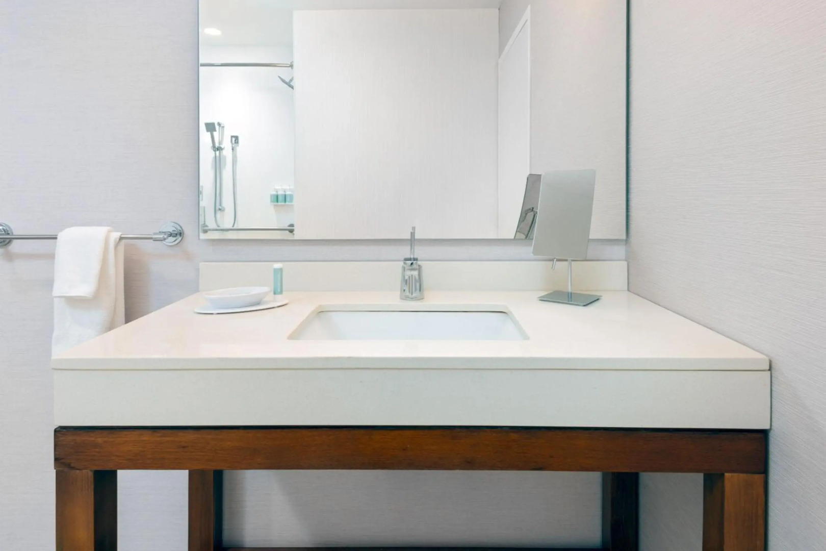 Courtyard Buffalo Downtown / Canalside