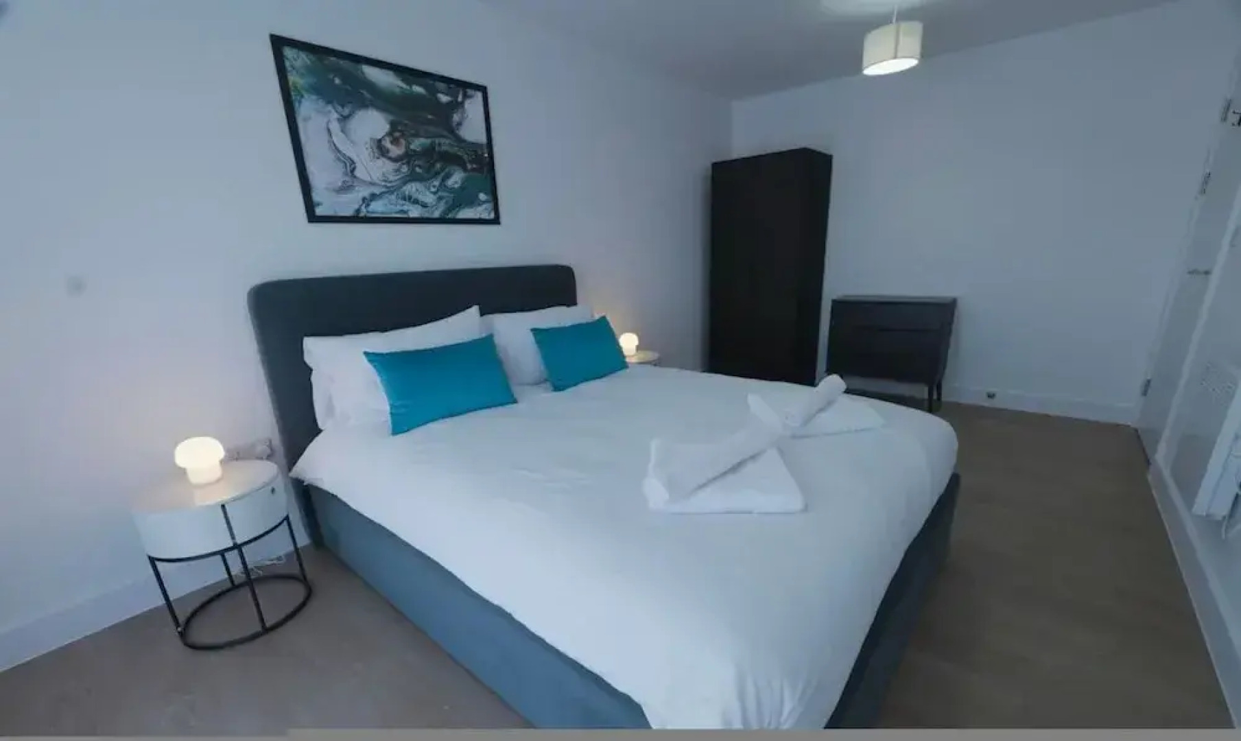 Luxury Manchester Apartment - Orange