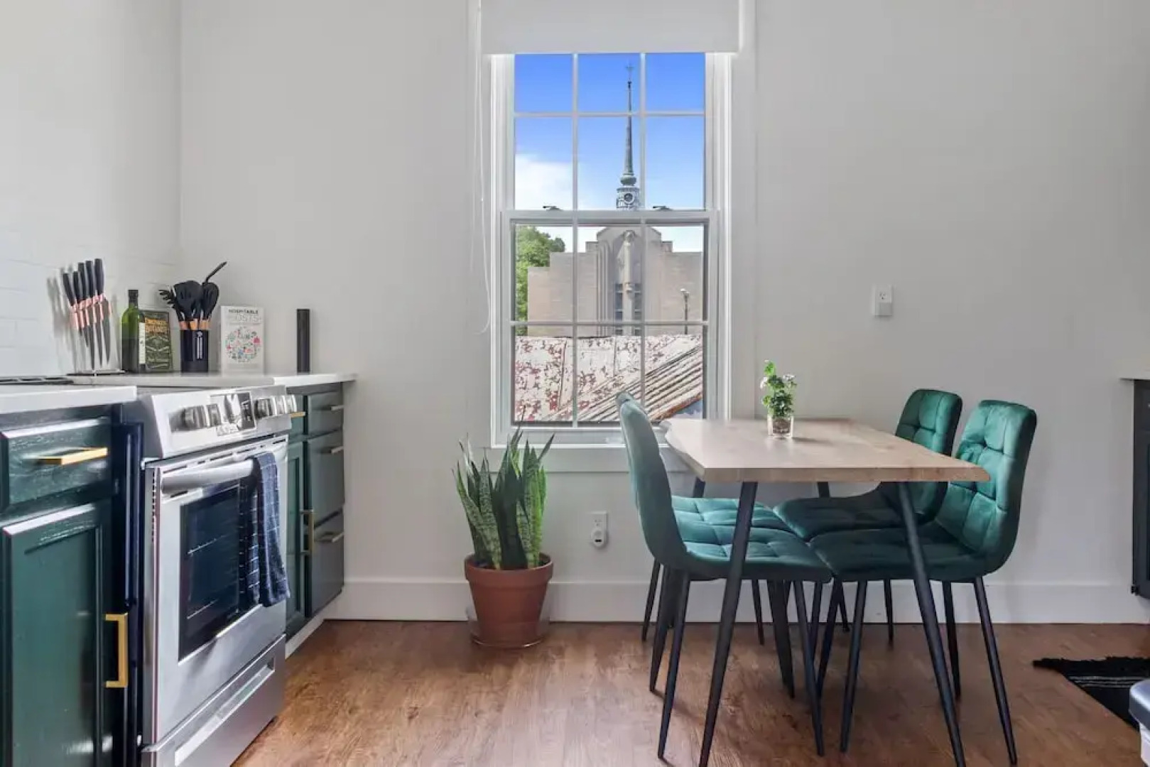 NEW Luxe Pet Friendly Free Parking Downtown