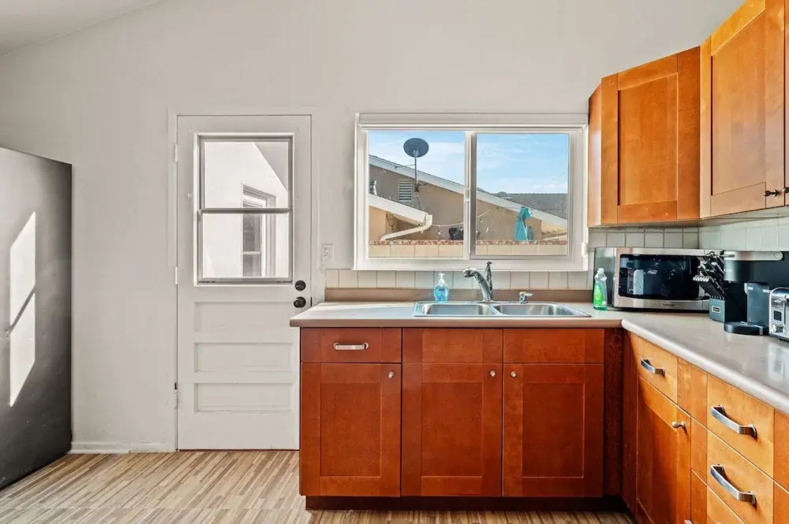 Perfect Family Home With Fireplace Spacious Yard