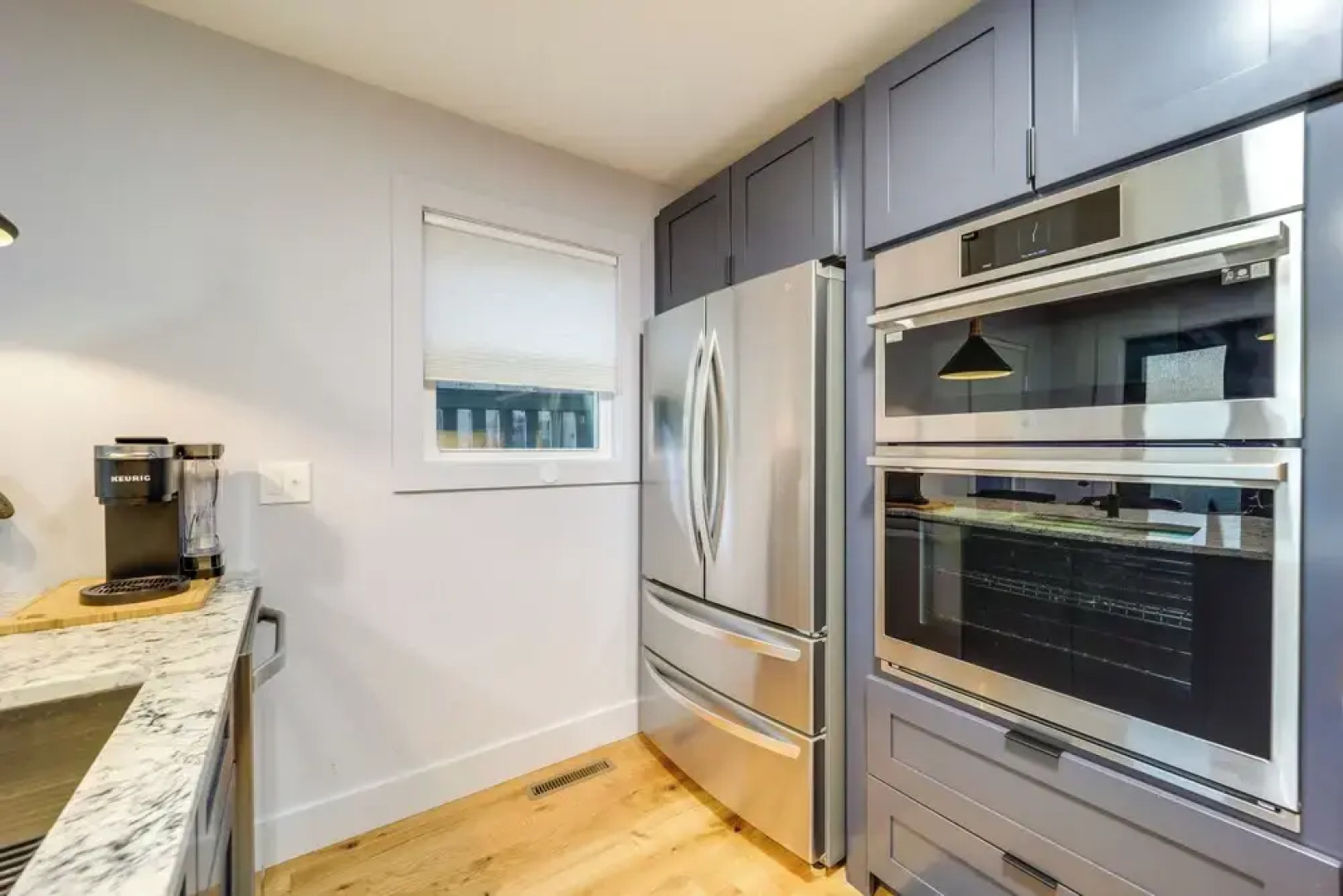 Steps to Dtwn & Fabulous Restaurants: Chic Condo