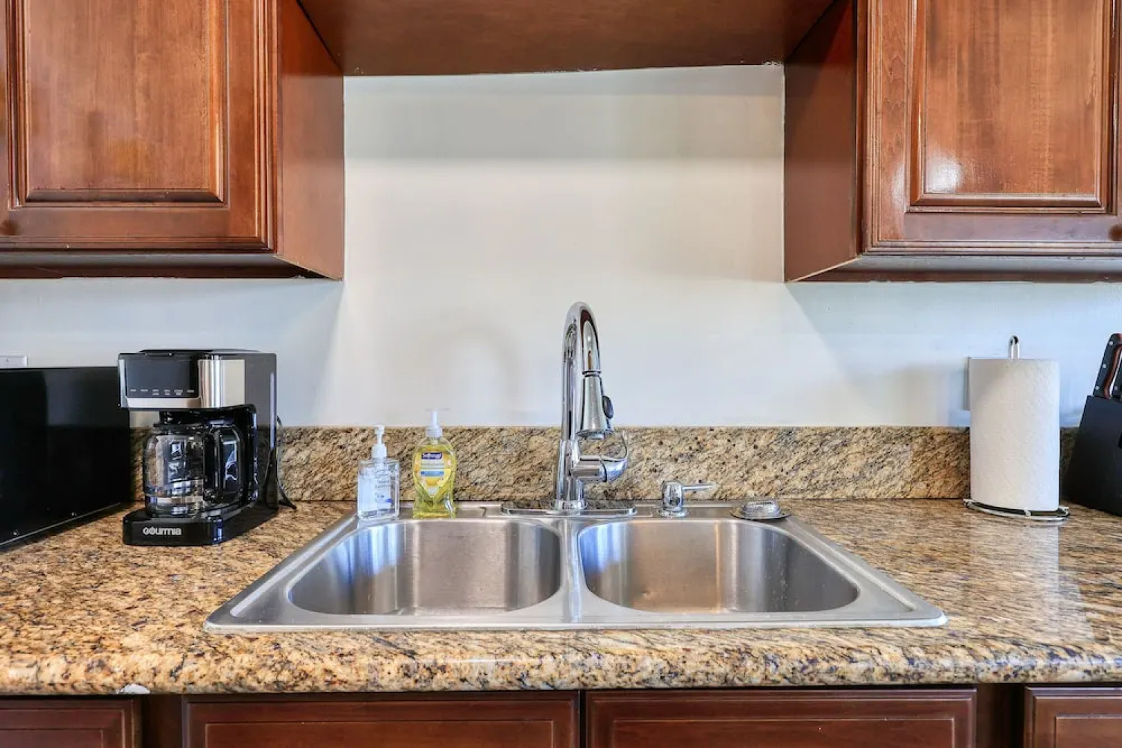 Sunny & Cheerful Near I-10 ~ Queen Beds ~ Parking