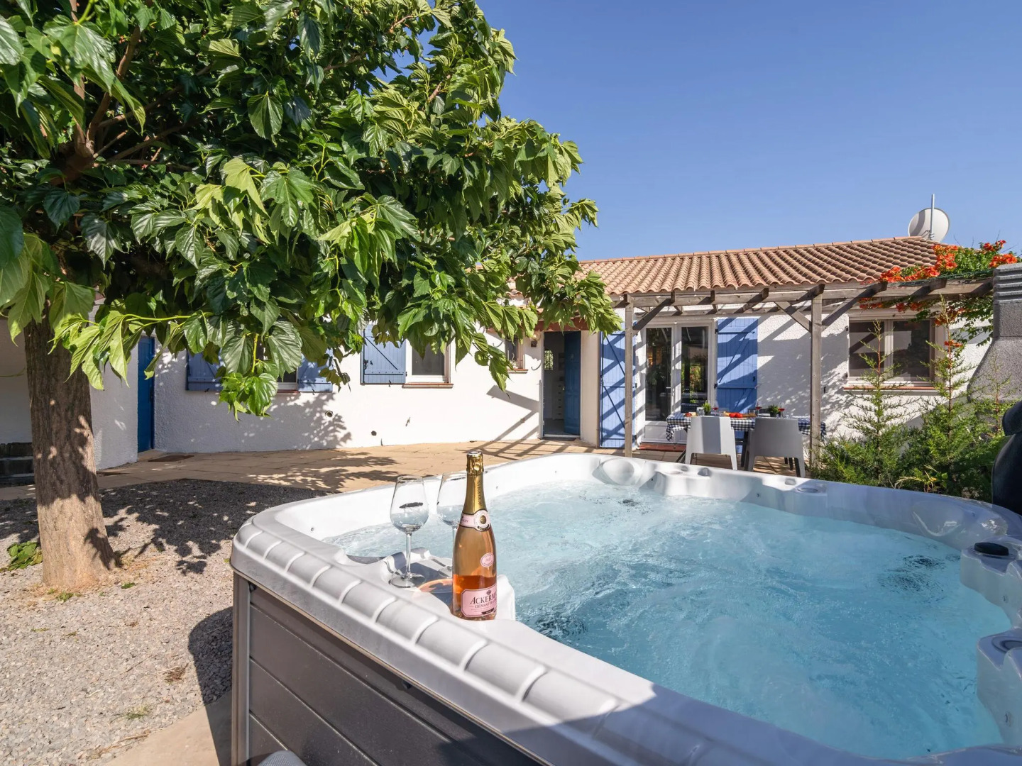 Lavish Villa in Pouzols-Minervois with Jacuzzi
