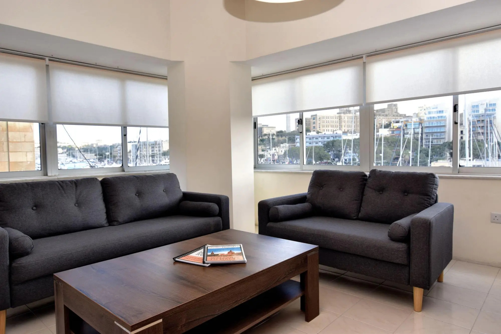 Bright and Spacious 2 Bedroom Apartment with Harbour View - 3
