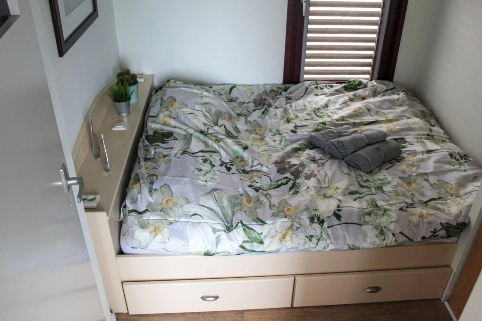 Luxe woonboot unieke locatie Friesland Âlde Feanen