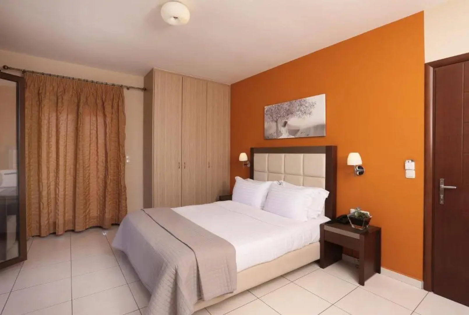 Faros Luxury Suites & Restaurant